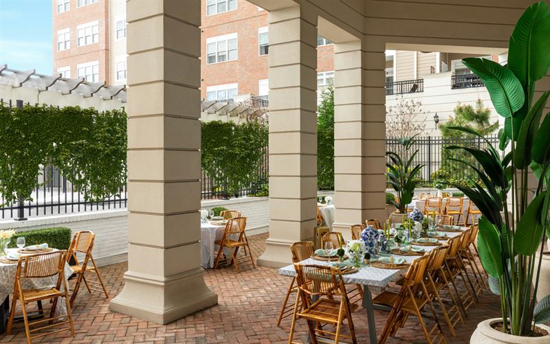 Modern Westbury Restaurant With Piano Bar, Private Rooms and Patio